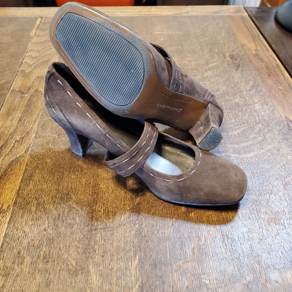 Naturalizer | Sassy brown heels with thick stitching and faux button strap - Picture 5 of 6